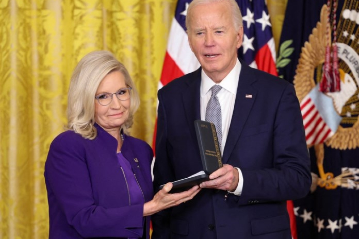 https://www.iefimerida.gr/sites/default/files/styles/medium_article_image/public/2025-01/biden-liz.jpg?itok=uDvYRdsH