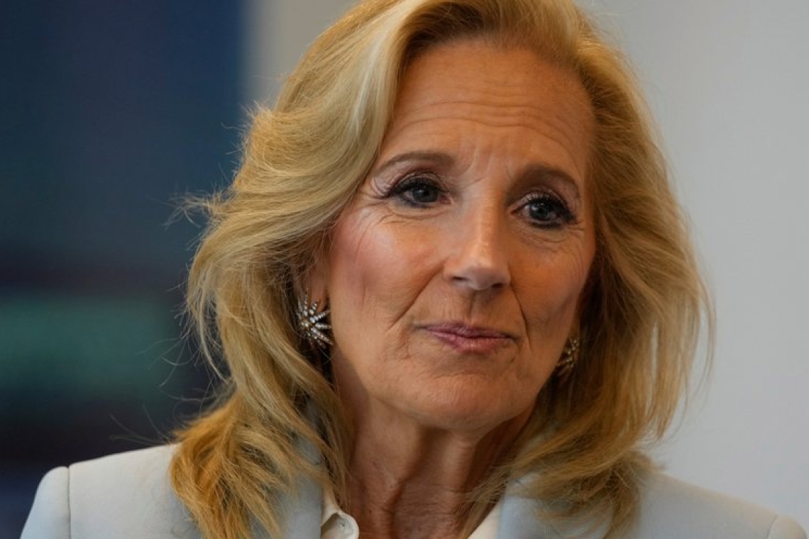 https://www.iefimerida.gr/sites/default/files/styles/medium_article_image/public/2025-01/jill-biden-thalassi-sakaki.jpg?itok=iPWjTeRA