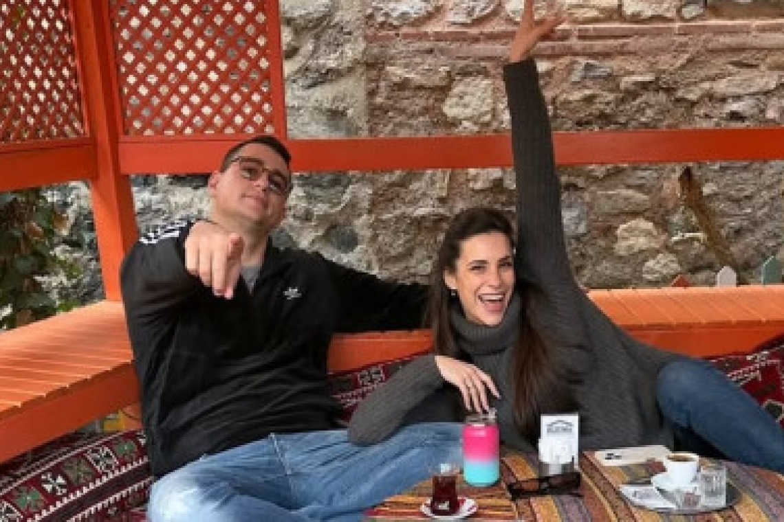 https://cdn.gosmd.gr/img/1920/max/82/2025/01/06/8d999460-izampella-fulop-giorgos-dervisis-2.jpg?t=2fas1uB27TOVJZxQclF-HA