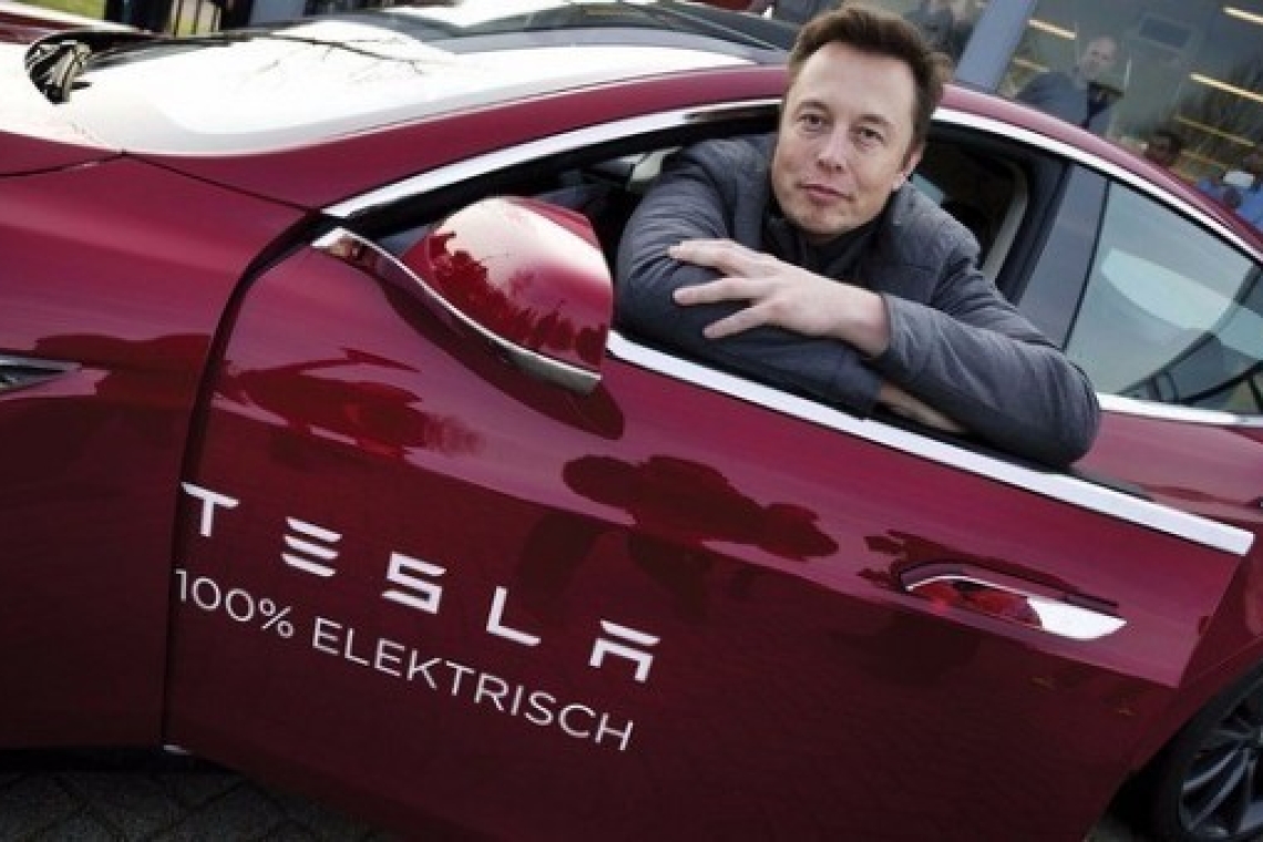 https://www.parapolitika.gr/images/640x360/jpg/files/2025-03-04/tesla-mask-pwliseis-times.jpg