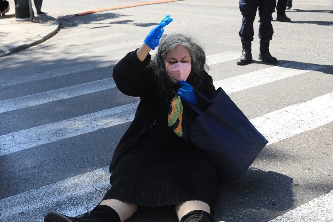 https://www.parapolitika.gr/images/640x360/jpg/files/2025-03-15/eleni_louka_proedriko.jpg