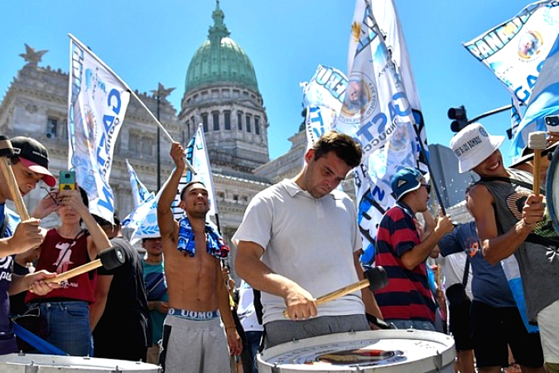 https://www.iefimerida.gr/sites/default/files/styles/medium_article_image/public/2025-03/argentina_protests.jpg?itok=WlbpjSQA