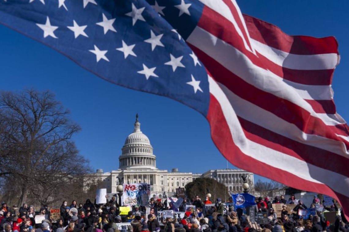 https://www.parapolitika.gr/images/640x360/jpg/files/2025-04-08/leukos-oikos-ameriki.jpg