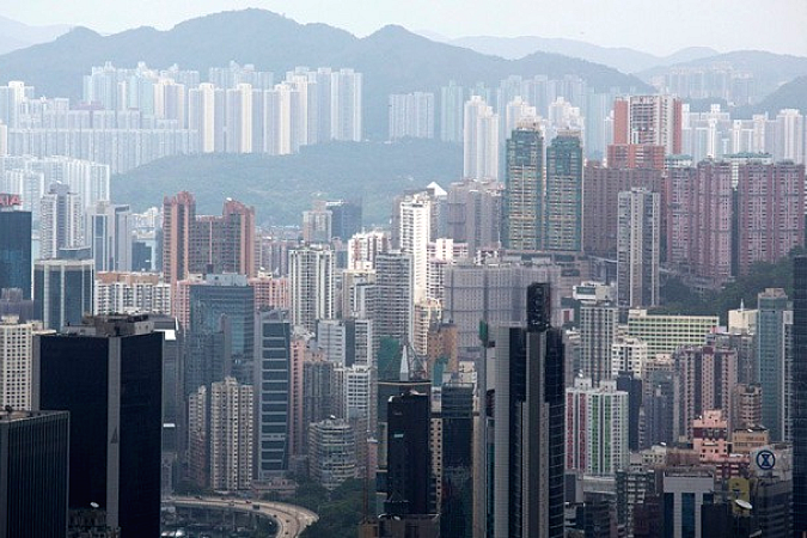https://www.enikos.gr/wp-content/uploads/2025/04/hong-kong-parcels.jpg