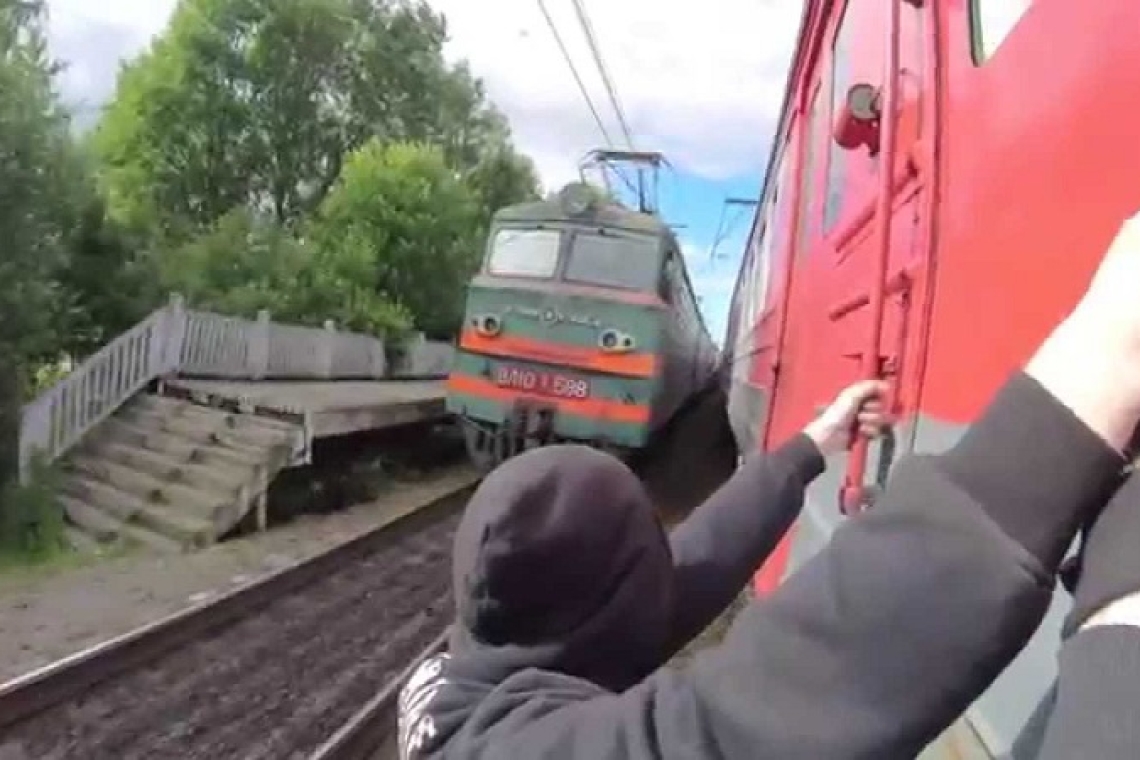 https://www.enikos.gr/wp-content/uploads/2025/04/treno-surfer.jpg