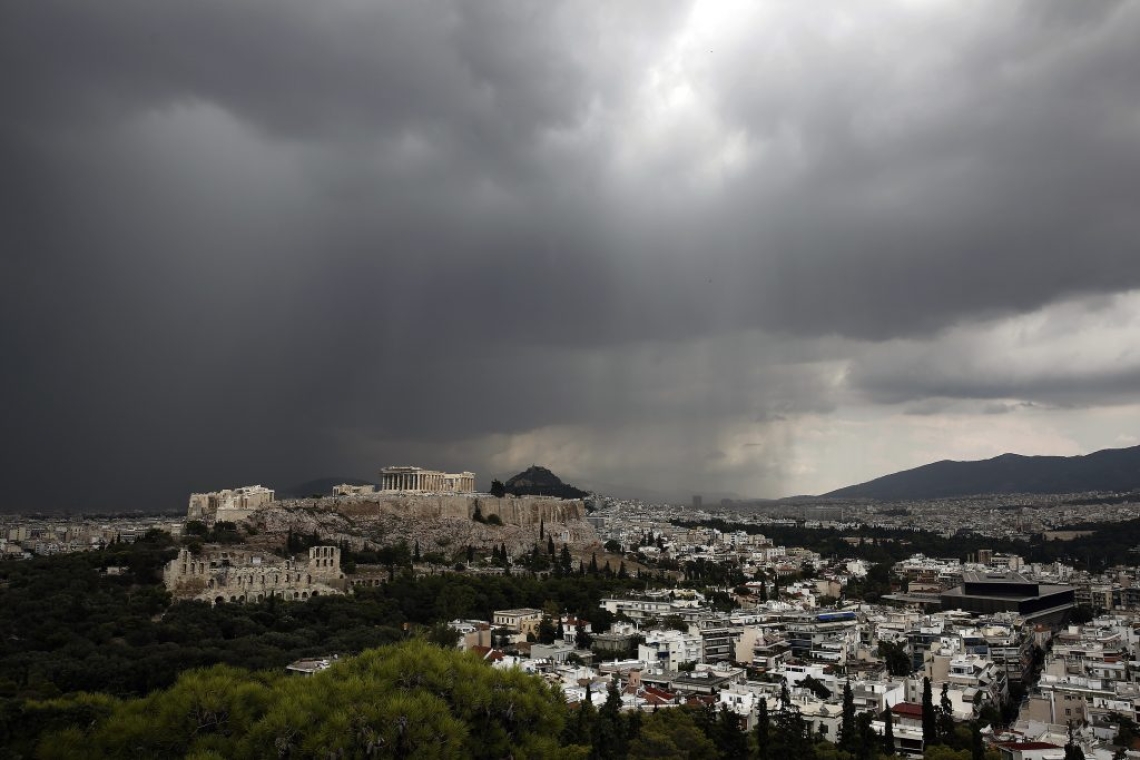 https://www.iefimerida.gr/sites/default/files/styles/medium_article_image/public/2023-11/kairos-vroxes-akropoli.jpg?itok=Dy8NO5jO