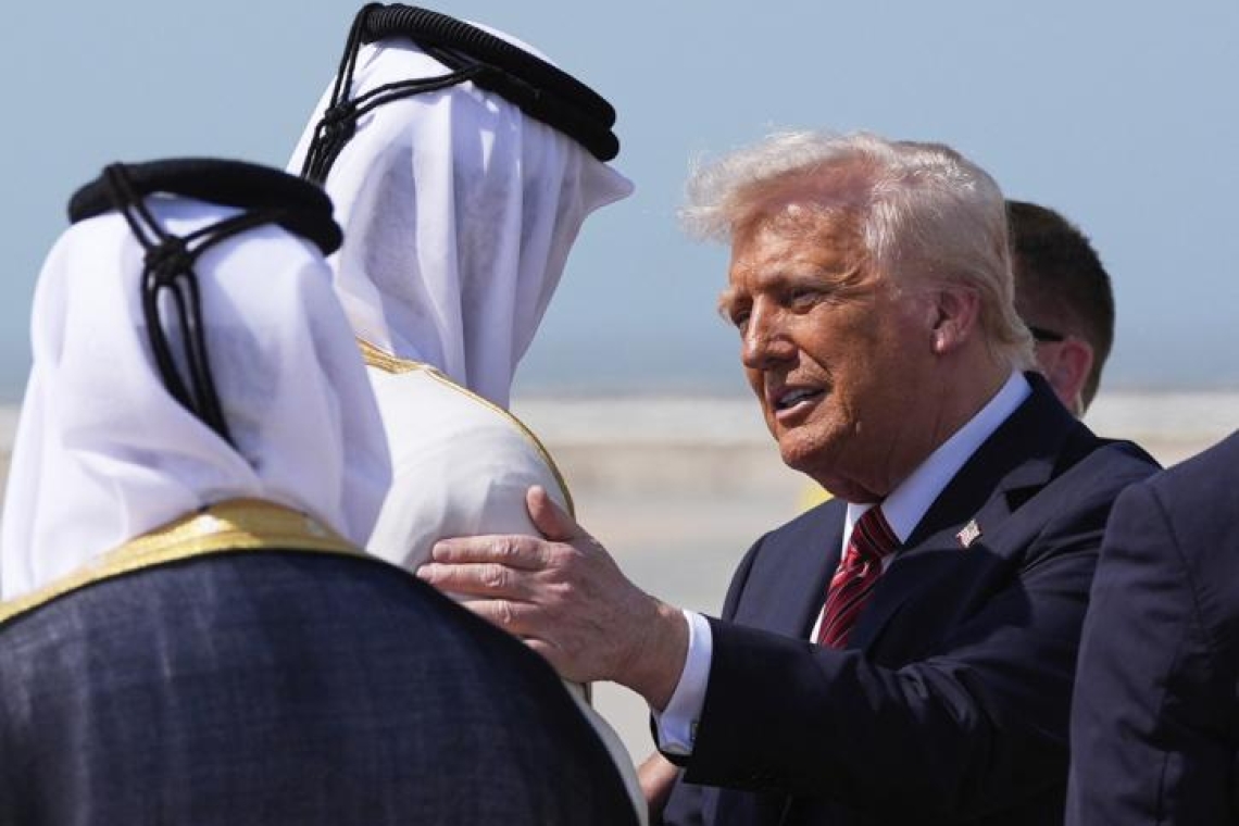https://www.parapolitika.gr/images/640x360/jpg/files/2025-05-14/trump-saoudiki-arabia-simfwnia.jpg