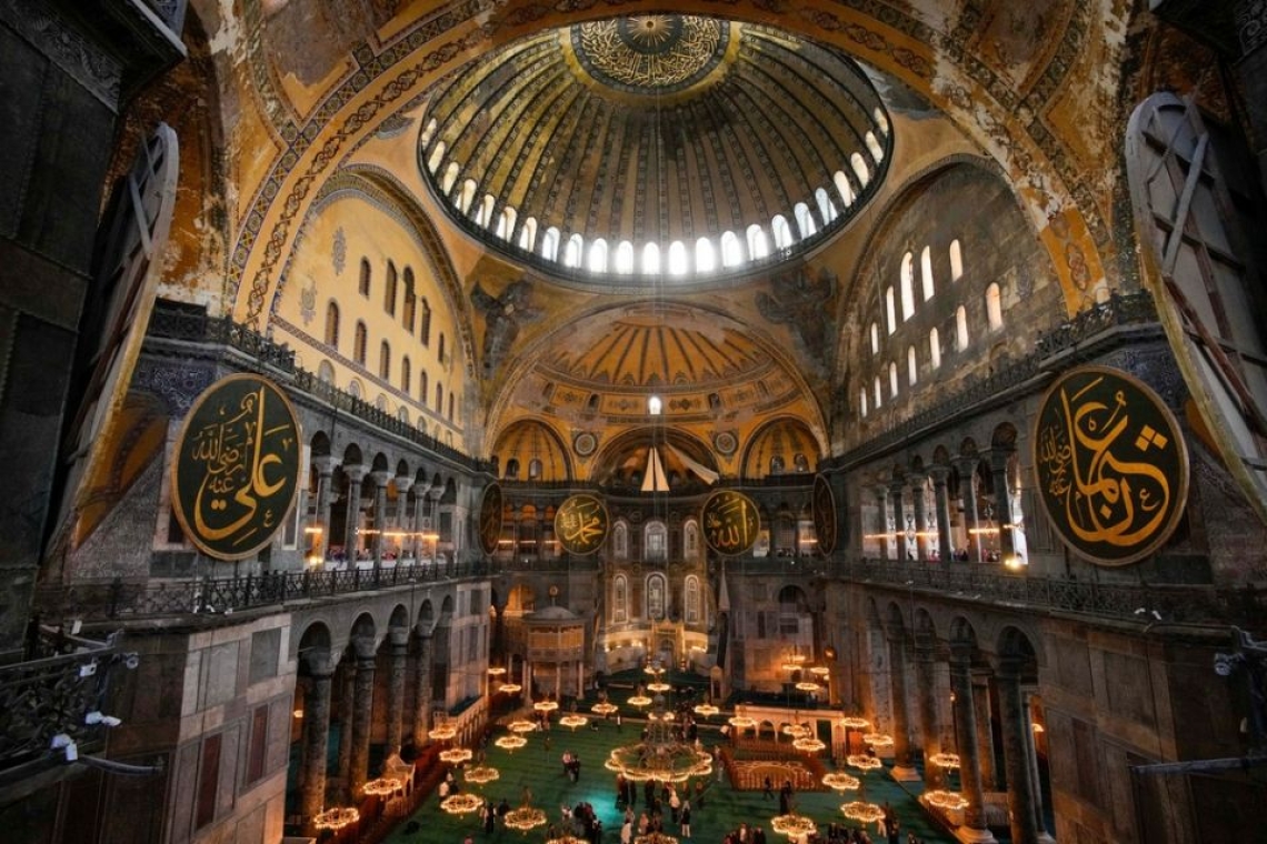 https://img.cnngreece.gr/img/1290/max/80/2025/04/23/hagia-sophia.jpg?t=NsF91erkZ_ntUgQl-ObjIw