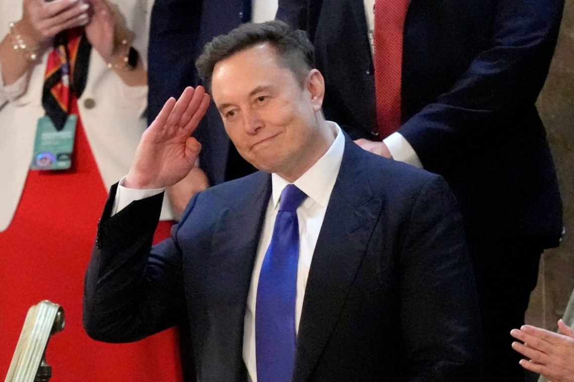https://www.parapolitika.gr/images/640x360/jpg/files/2025-05-30/mask-tramp.jpg