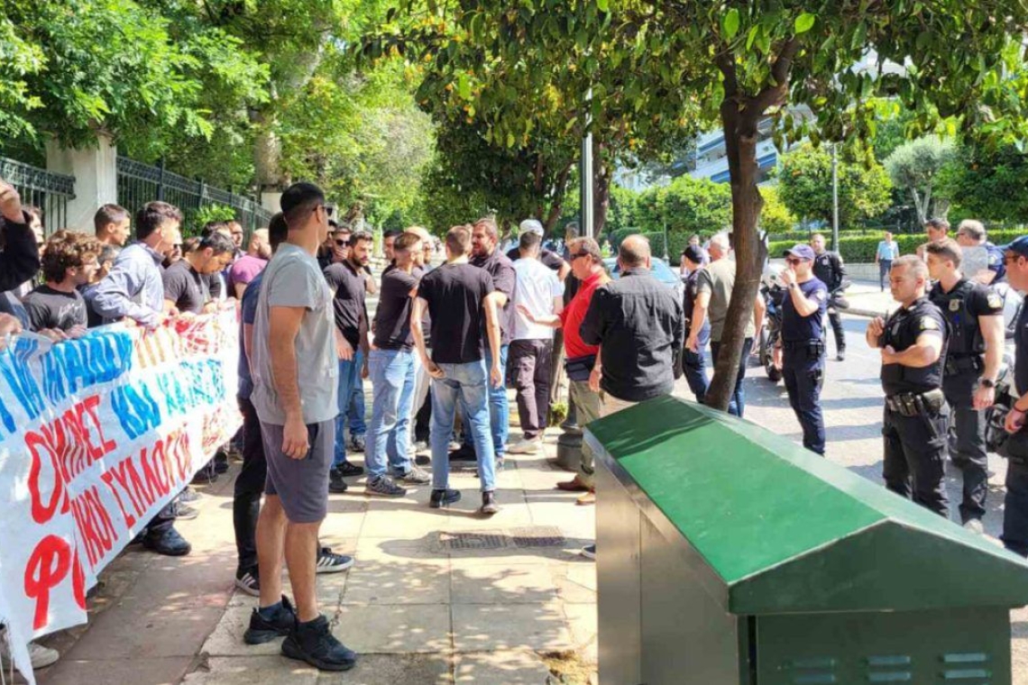 https://www.in.gr/wp-content/uploads/2025/06/foitites-maximou-1-620x350.jpg
