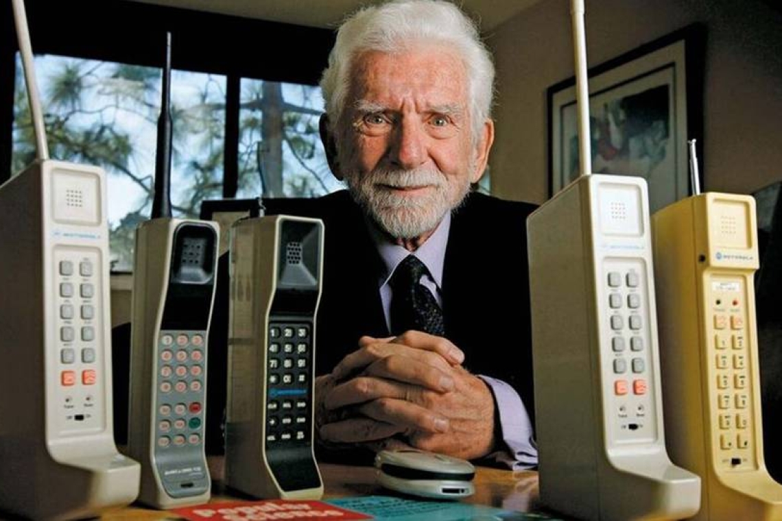 Από τούβλα σε smartphones: Η συναρπαστική ιστορική διαδρομή της τεχνολογίας στα κινητά τηλέφωνα