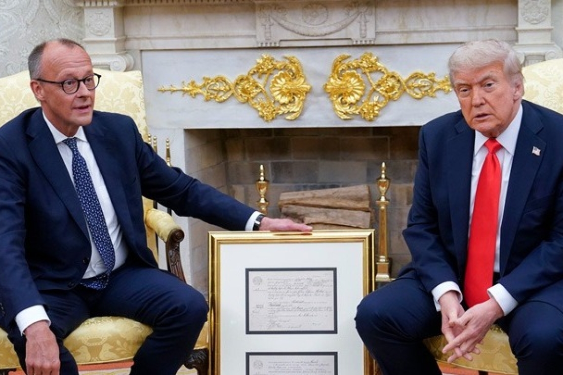 https://www.parapolitika.gr/images/640x360/jpg/files/2025-06-06/merts-trump-leukos-oikos.jpg