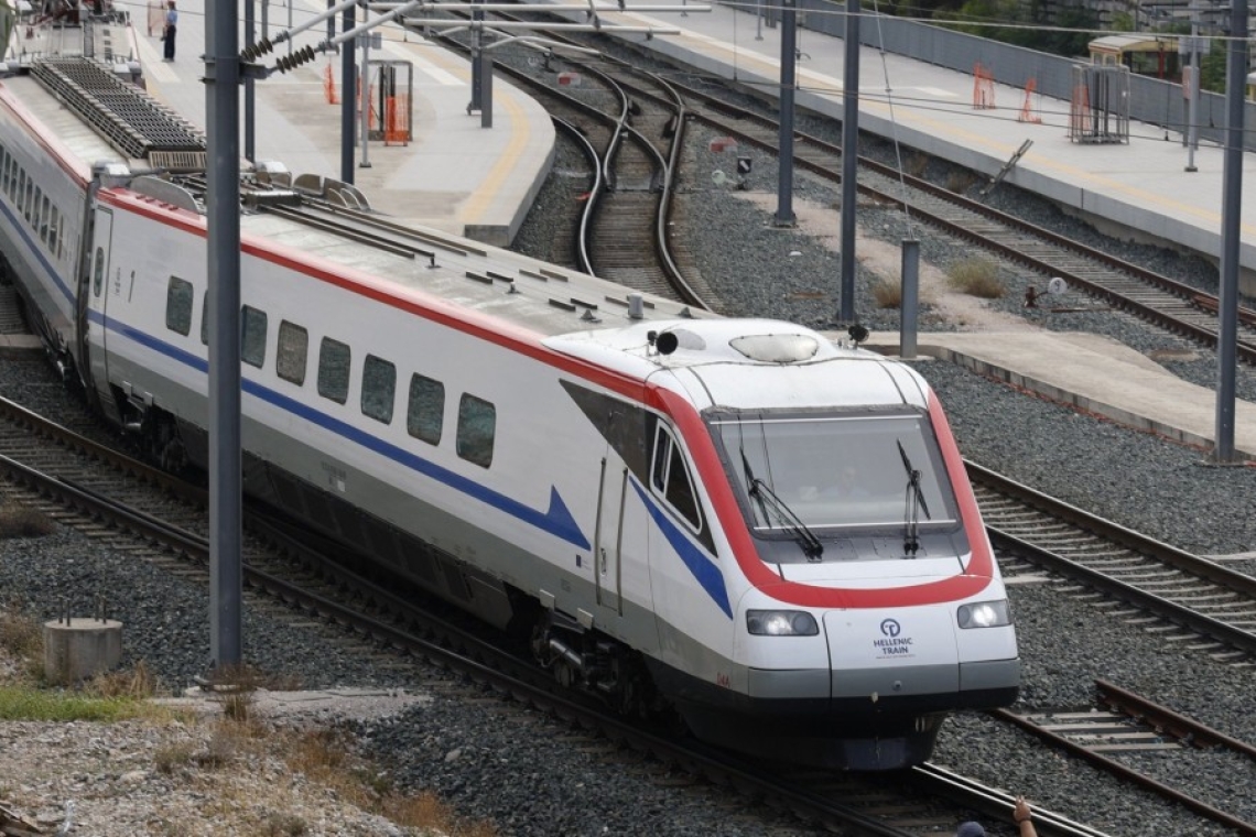 https://www.parapolitika.gr/images/640x360/jpg/files/2025-04-14/hellenic-train-mixanaki-xoris-pinakides.jpg