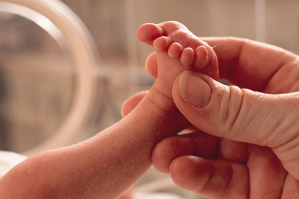 Το παιδί που γεννήθηκε με DNA από τρεις γονείς