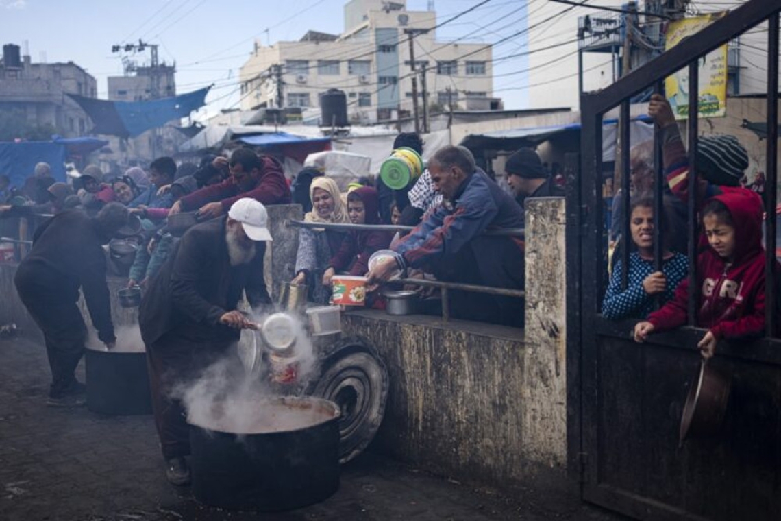 https://www.enikos.gr/wp-content/uploads/2025/06/palestinians-line-up-for-a-free-meal-in-rafah-gaza-strip.jpg