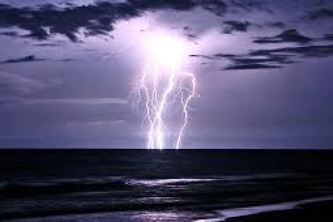https://www.enikos.gr/wp-content/uploads/2025/06/man-struck-lightning-new-smyrna-107104633.jpg