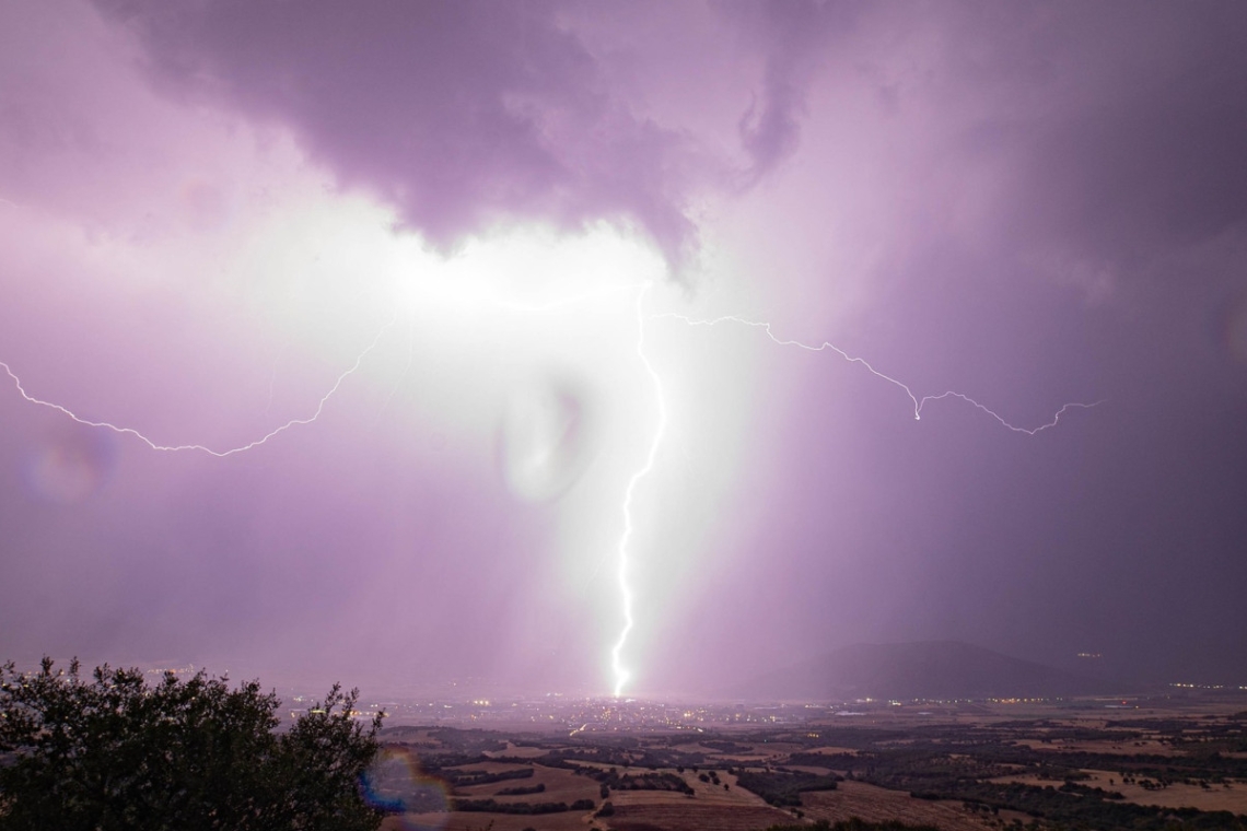 https://www.parapolitika.gr/images/640x360/jpg/files/2025-06-27/kairos-thessaloniki-keraunoi-kataigida.jpg