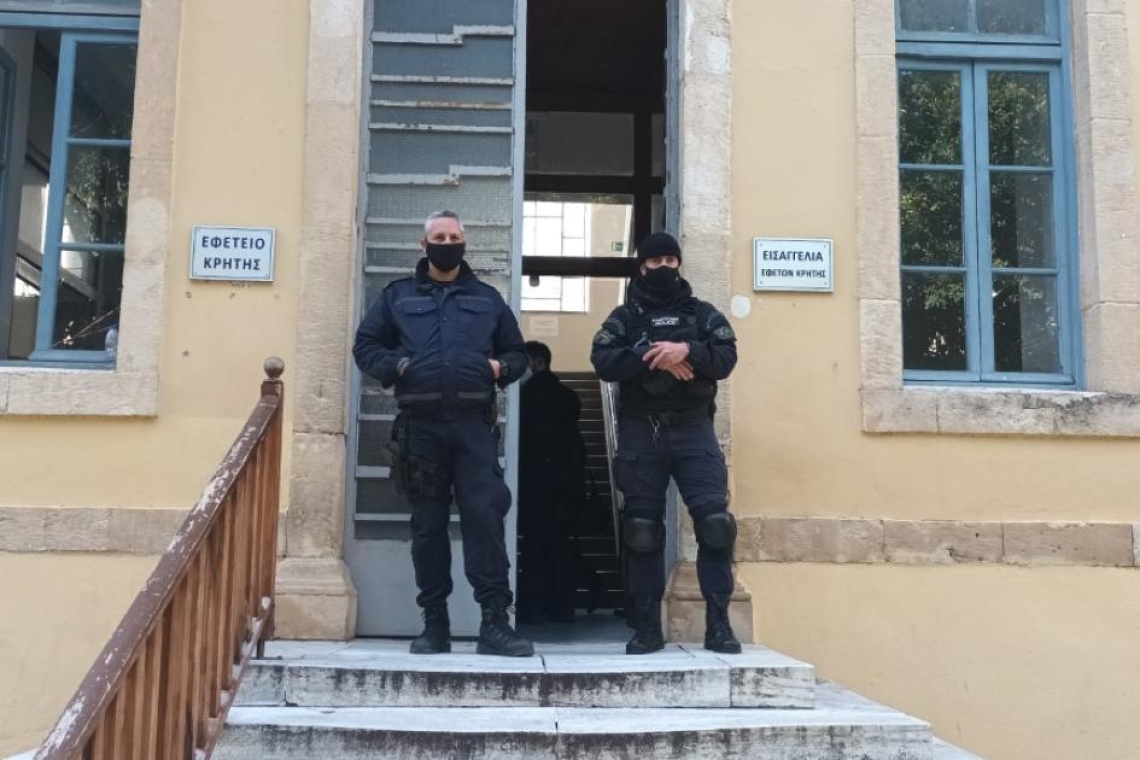 https://www.parapolitika.gr/images/640x360/1/jpg/files/2025-05-23/enopion-tou-dikastiriou-o-astunomikos-pou-skotwse-16xrono.jpg
