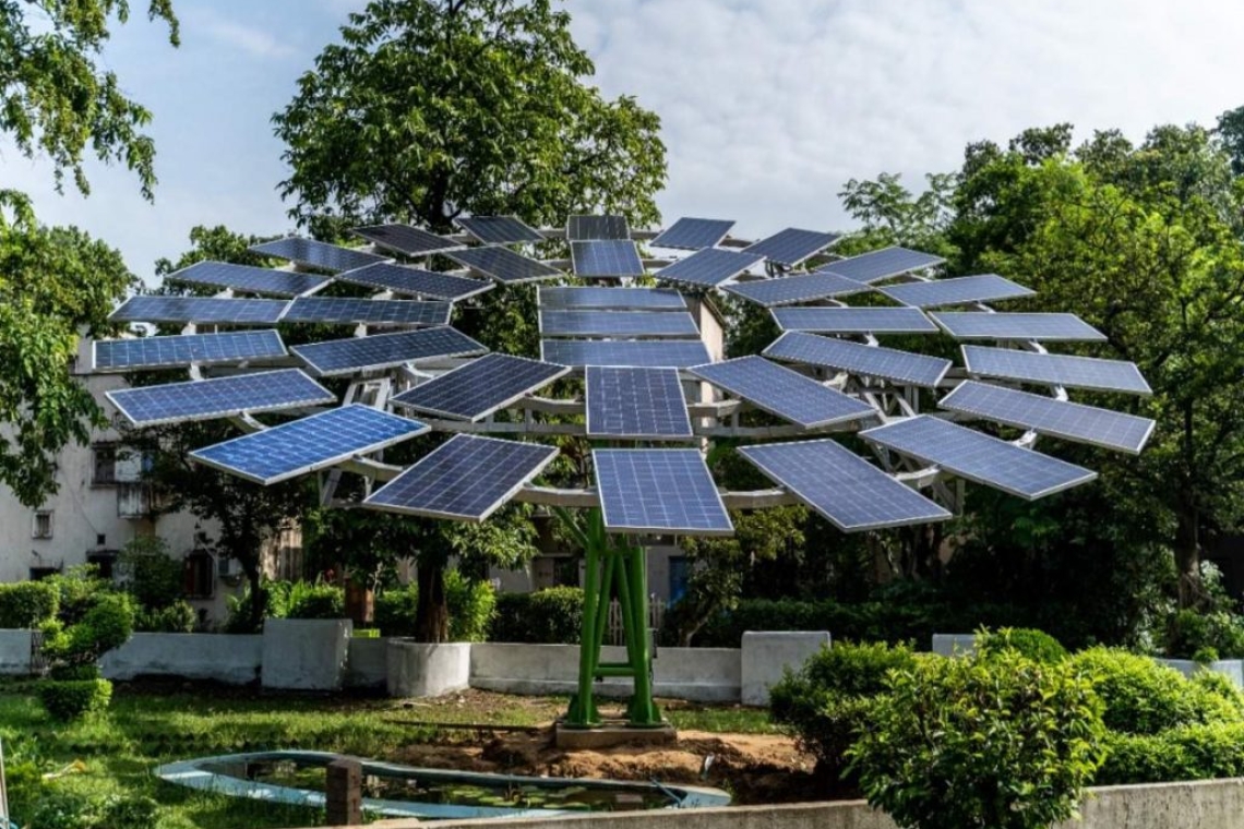 Το "έξυπνο δέντρο" που φορτίζει κινητά με τον ήλιο και καθαρίζει τον αέρα