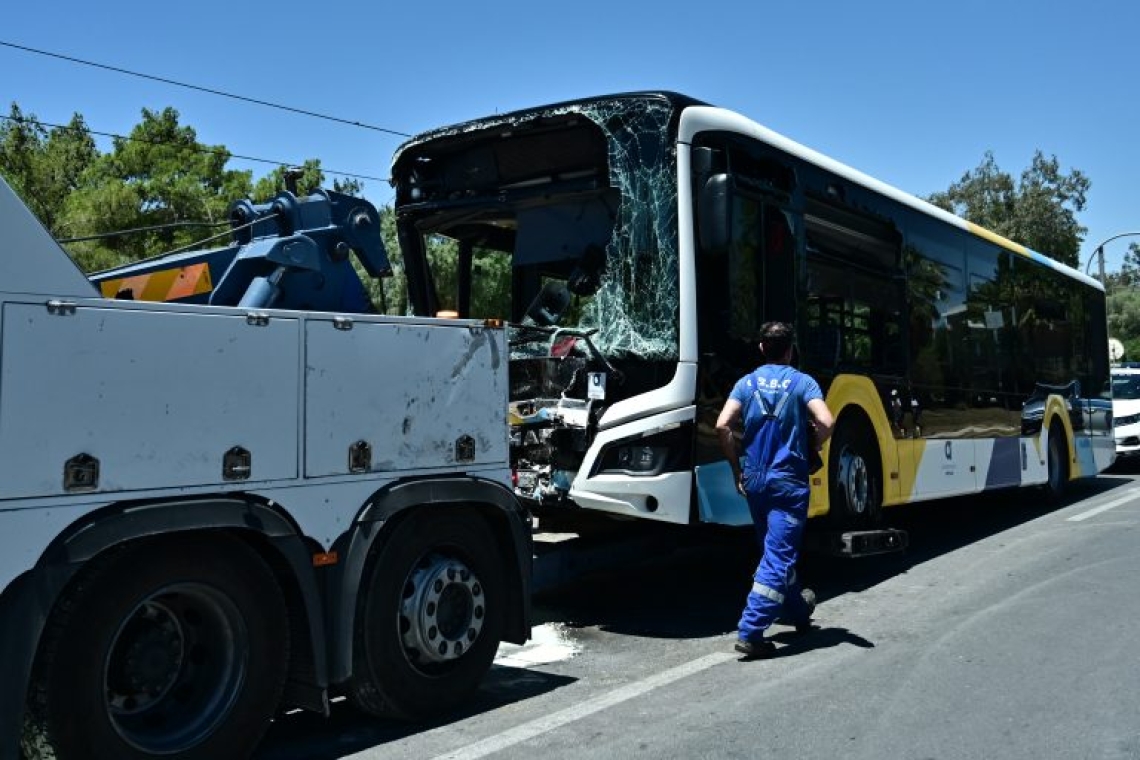 https://www.parapolitika.gr/images/640x360/jpg/files/2025-09-06/troxaio-syggrou-leoforeio-nt%CE%B1lika.jpg