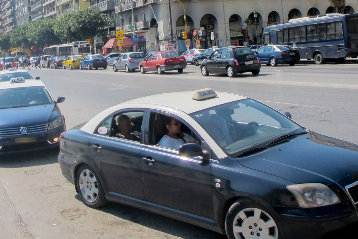 https://www.parapolitika.gr/images/640x360/jpg/files/2025-10-11/taxi.jpg