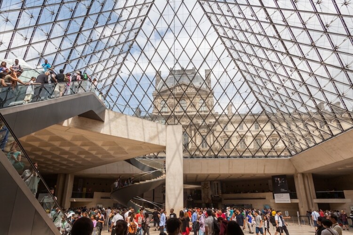 https://www.in.gr/wp-content/uploads/2025/10/2025-10-19T145209Z_31828772_RC22FHACMEL5_RTRMADP_5_FRANCE-CRIME-LOUVRE-620x350.jpg