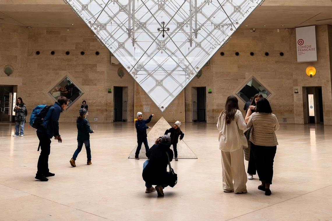 https://www.newsit.gr/wp-content/uploads/2025/10/louvre-4-1200x630.jpg