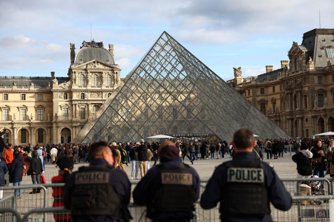 https://www.in.gr/wp-content/uploads/2025/10/2025-10-26T150700Z_560499200_RC2RJHAHGVN1_RTRMADP_3_FRANCE-CRIME-LOUVRE-620x350.jpg