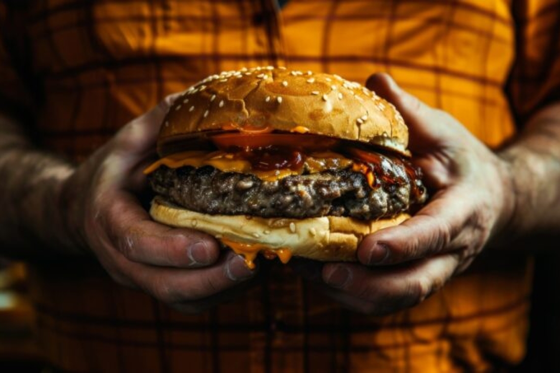 https://www.parapolitika.gr/images/640x360/jpg/files/2025-11-15/korwpi-vohthise-ton-22xrono-pou-katapie-burger.jpg