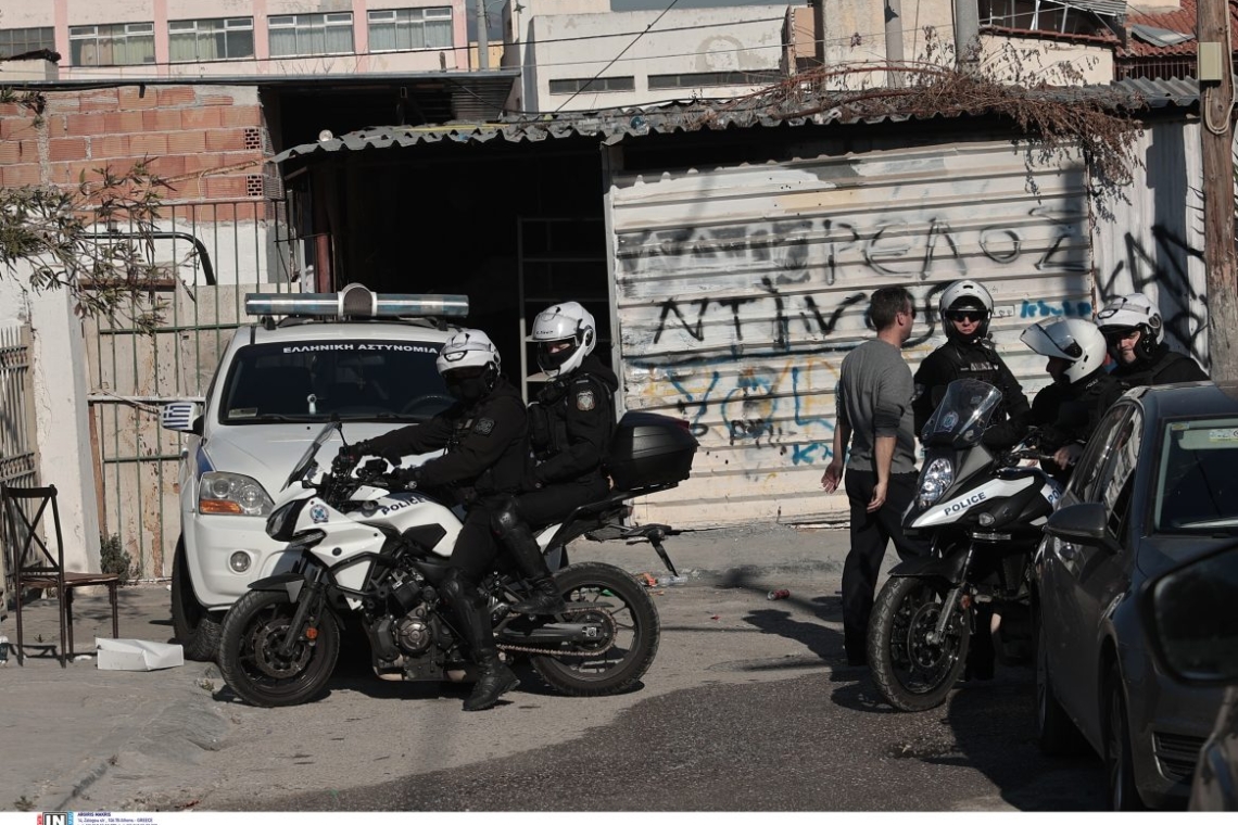 https://www.parapolitika.gr/images/640x360/jpg/files/2025-11-15/premiera-gia-to-sxedio-astynomeusis-stous-kataulismous-roma-stin-attiki.jpg