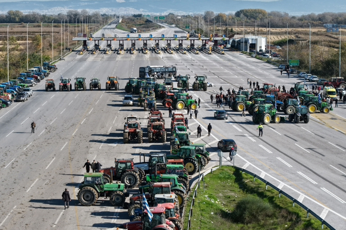Οι αγρότες απειλούν να κλείσουν το τελωνείο Κήπων λόγω οικονομικής πίεσης