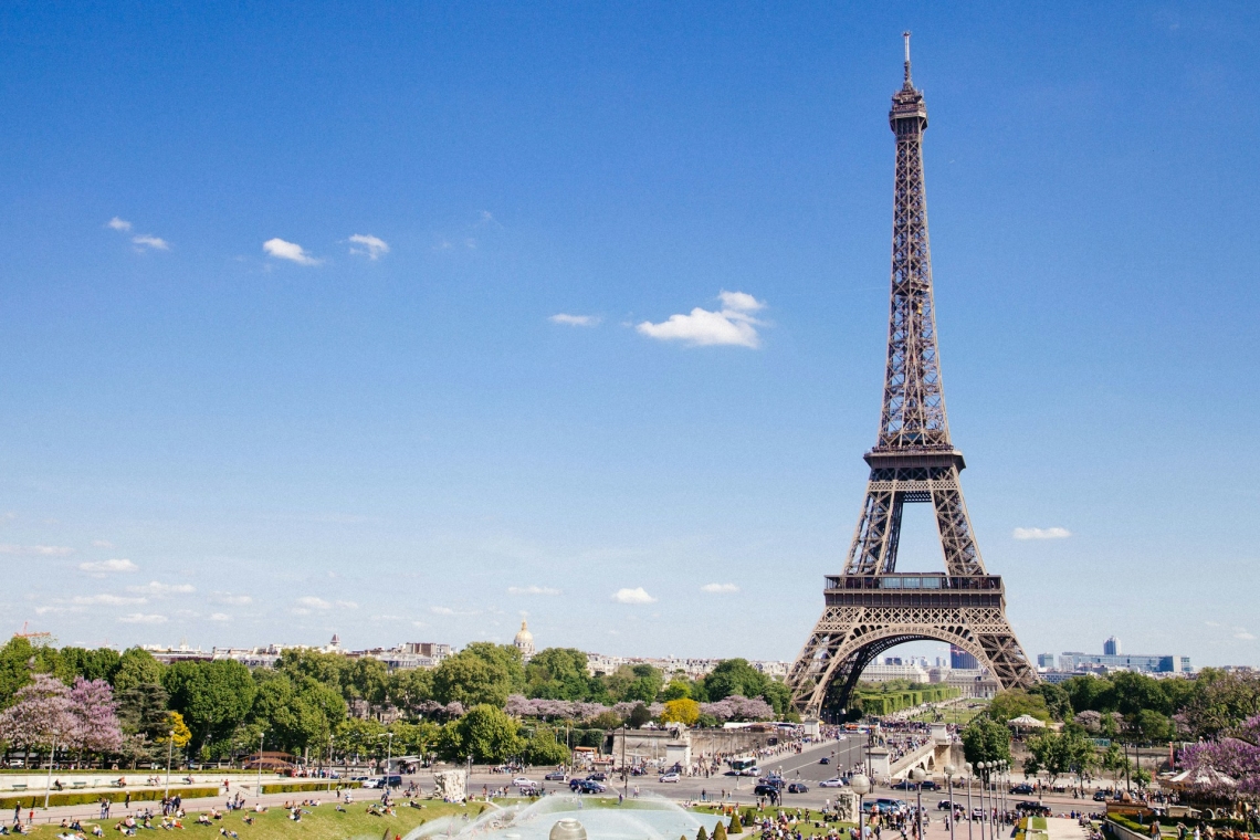 https://www.enikos.gr/wp-content/uploads/2025/10/paris-1.jpg