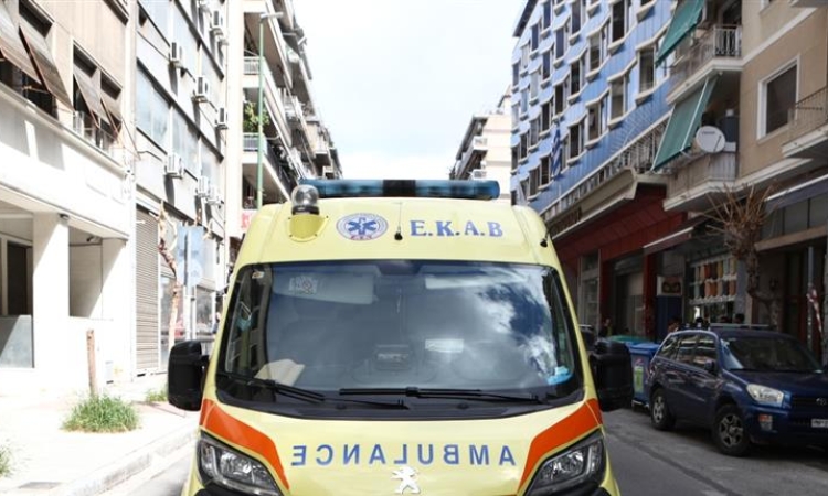 Μαχαιρώματα στην Αχαρνών με δύο τραυματίες