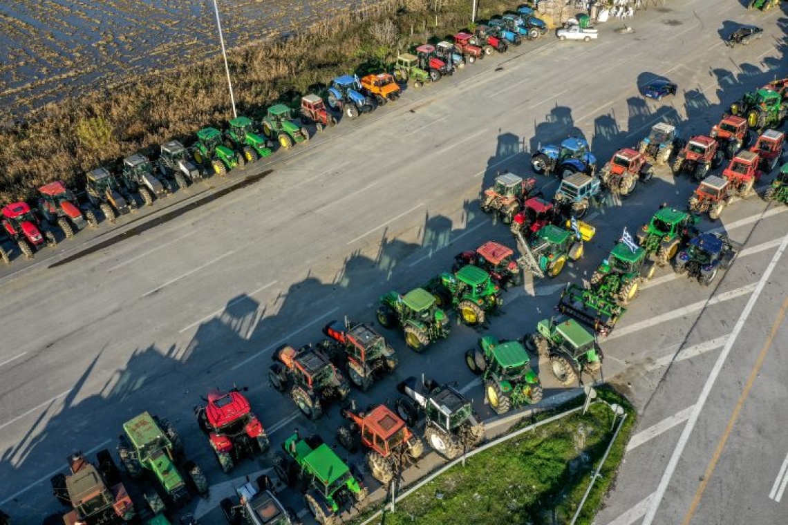 Αγροτικές κινητοποιήσεις: Ακάθεκτοι οι αγρότες, συνεχίζονται τα μπλόκα