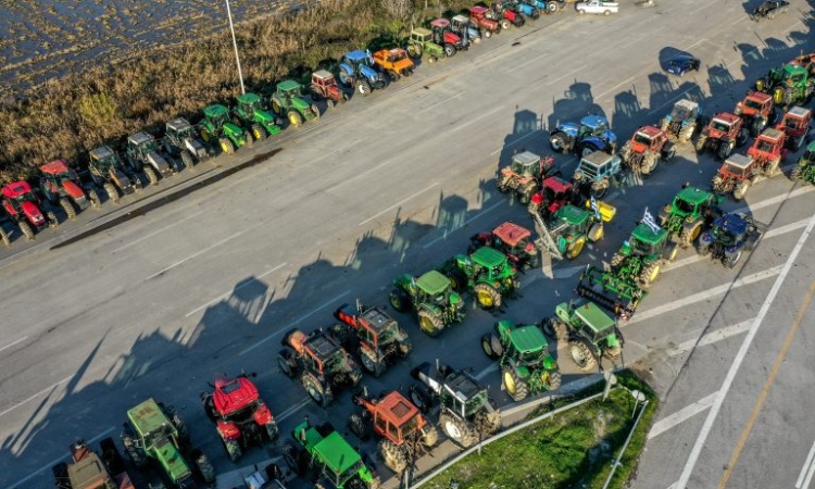 Αγροτικές κινητοποιήσεις: Ακάθεκτοι οι αγρότες, συνεχίζονται τα μπλόκα