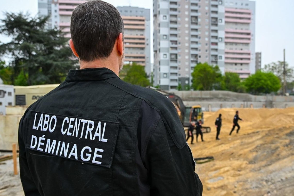 https://www.in.gr/wp-content/uploads/2026/04/paris-bomb-620x350.jpg